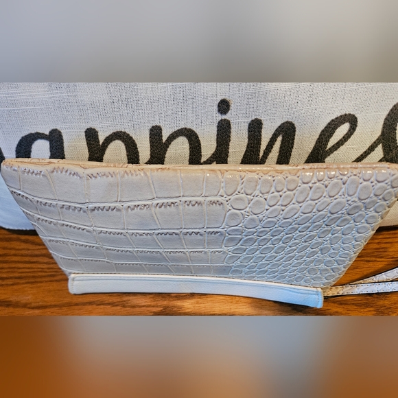 EUC Anne Klein Cream Colored Vegan Leather Croc Clutch With Lion Magnetic Closer - Picture 3 of 10